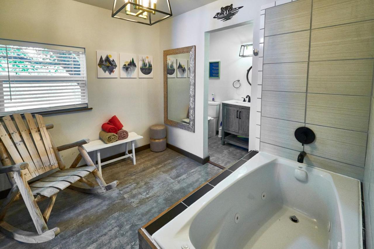 Steps From Downtown Pigeon Forge Parkway + Private Hottub And Firepit - Wifi - Firefly Bungalows Exteriér fotografie