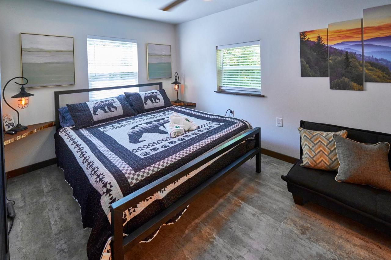 Steps From Downtown Pigeon Forge Parkway + Private Hottub And Firepit - Wifi - Firefly Bungalows Exteriér fotografie