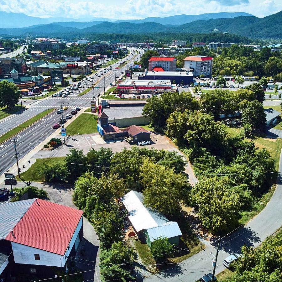 Steps From Downtown Pigeon Forge Parkway + Private Hottub And Firepit - Wifi - Firefly Bungalows Exteriér fotografie