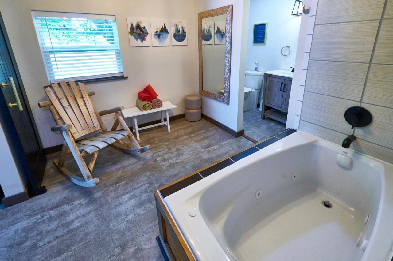 Steps From Downtown Pigeon Forge Parkway + Private Hottub And Firepit - Wifi - Firefly Bungalows Exteriér fotografie