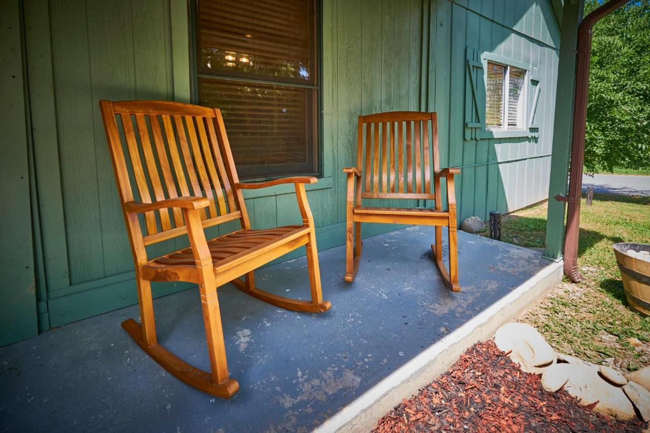 Steps From Downtown Pigeon Forge Parkway + Private Hottub And Firepit - Wifi - Firefly Bungalows Exteriér fotografie