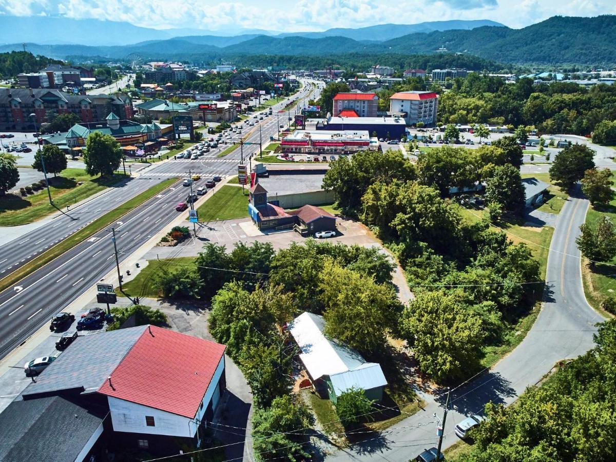 Steps From Downtown Pigeon Forge Parkway + Private Hottub And Firepit - Wifi - Firefly Bungalows Exteriér fotografie