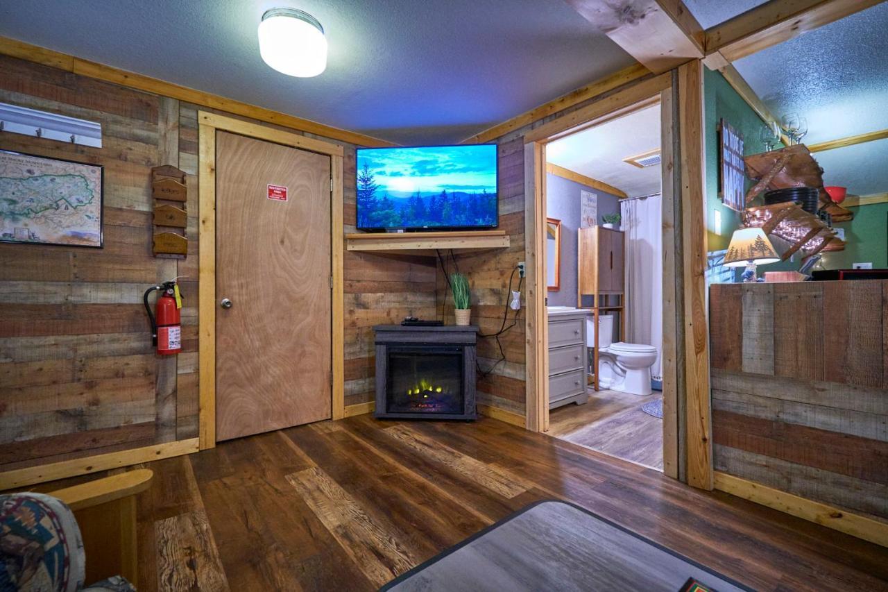 Steps From Downtown Pigeon Forge Parkway + Private Hottub And Firepit - Wifi - Firefly Bungalows Exteriér fotografie