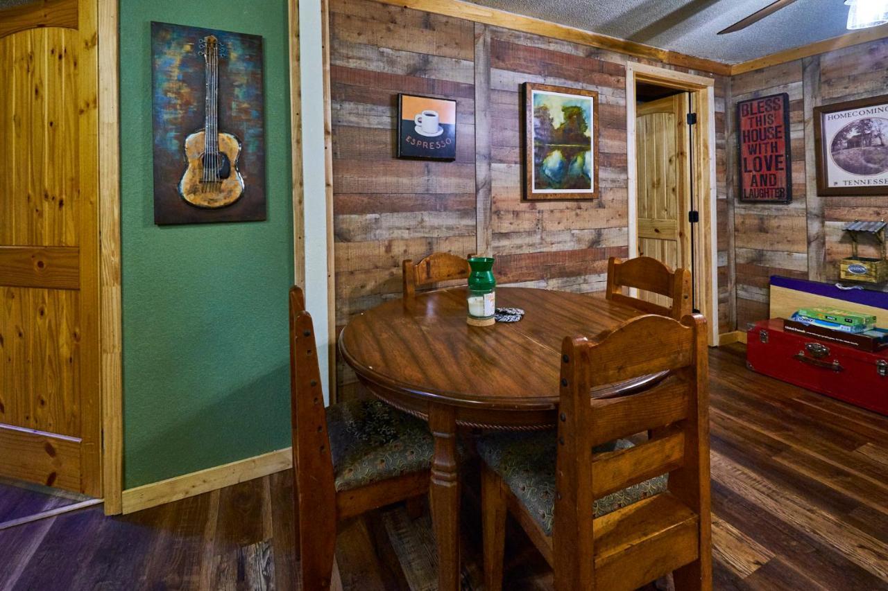 Steps From Downtown Pigeon Forge Parkway + Private Hottub And Firepit - Wifi - Firefly Bungalows Exteriér fotografie